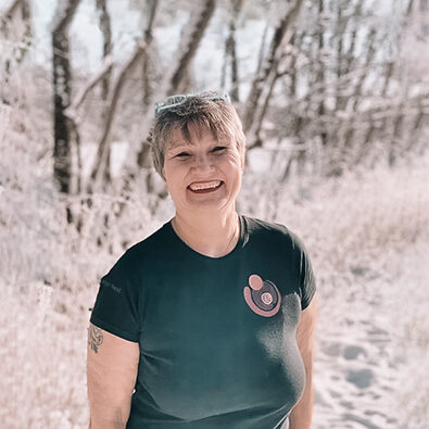 Foto der Hebamme Andrea Friedel auf dem sie in die Kamera lächelt